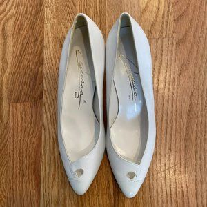 Caressa Spain Women’s Vintage White Leather Pointed Toe Heel Pumps Size 7 M